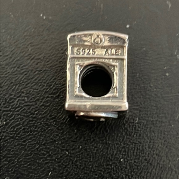 Pandora London Calling Phone booth with red enamel travel charm - Picture 3 of 8